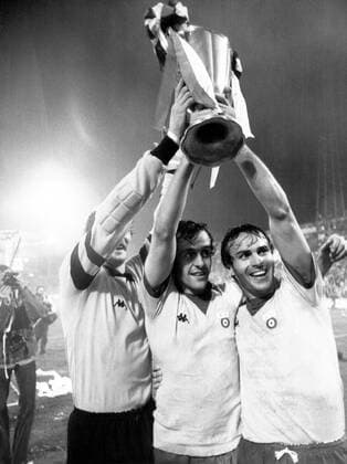 Juventus Turin gewinnt den Europapokal der Pokalsieger, v.li.: Torwart Stefano Tacconi, Michel Platini und Marco Tardelli mit der Trophäe