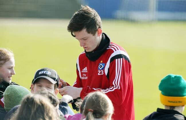 HSV-Training 09.03.2016 1. Fussball Bundesliga Saison 2015-2016 HSV-Training 09.03.2016 am Volksparkstadion Michael Gregoritsch (Hamburger SV) gibt nach dem Training Autogramme