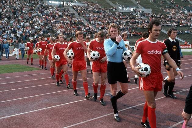 Einmarsch zum Spiel FC Bayern München gegen Fortuna Düsseldorf, v.re.: Torwart Wilfried Woyke, Franz Beckenbauer, Torwart Sepp Maier, Hans Georg -Katsche- Schwarzenbeck, Udo Horsmann, Björn Andersson, Bernd Dürnberger, Bernd Dürnberger, Josef Weiß
