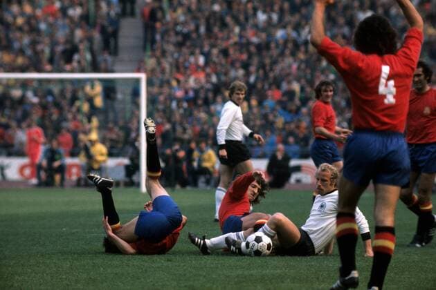 Juan Cruz Sol (Spanien) gegen Berti Vogts (BR Deutschland)