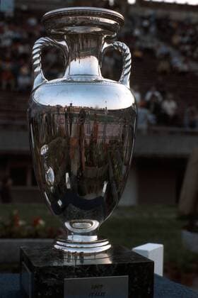 Fußball, EM Finale 1976 in Belgrad, Tschechoslowakei - Deutschland 5:3 i. E EM Finale 1976 in Belgrad, der Coupe Henri Delaunay wartet auf den Europameister