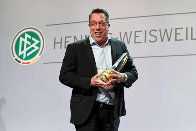 Bilder des Tages - SPORT 09.03.2016, xfux, Fussball, Abschlussveranstaltung des Fußball-Lehrer-Lehrgangs 2015 2016 und Verleihung des Trainerpreises des deutschen Fußballs 2015, emspor, v.l. Trainer Markus Kauczinski (Karlsruher SC KSC) Trainer des Jahres 2015 mit Pokal