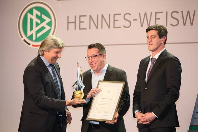 DFB-Vizepräsident Ronny Zimmermann mit DFB Trainer des Jahres Markus Kauczinski und Sportdirektor Jens Todt (KSC)- DFB Trainergala 2016, Palais Frankfurt