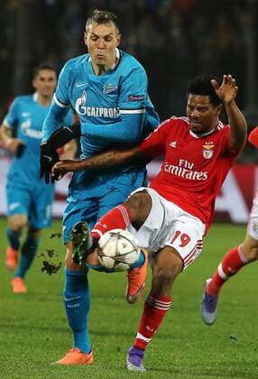 FuÃŸball, Champions League, Zenit St. Petersburg - Benfica Lissabon ST. PETERSBURG, RUSSIA. MARCH 9, 2016. Zenit s Artyom Dzyuba (L) and Benfica s Eliseu fight for the ball in the second leg of their 2015-16 UEFA Champions League Last 16 football match at Petrovsky Stadium. Alexander Demianchuk TASS  TS018E1B