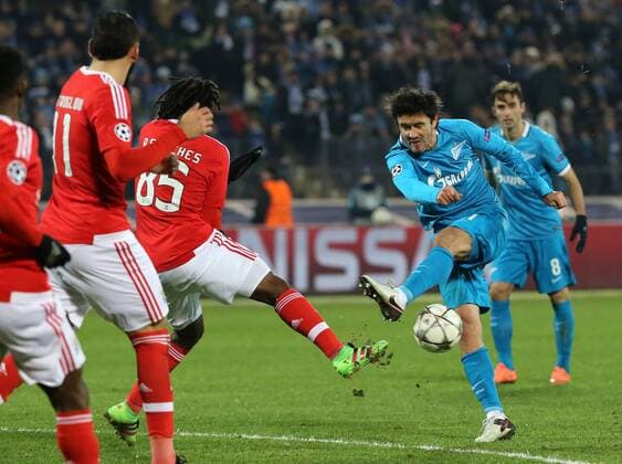 FuÃŸball, Champions League, Zenit St. Petersburg - Benfica Lissabon ST. PETERSBURG, RUSSIA. MARCH 9, 2016. Benfica s Nelson Semedo, Konstantinos Mitroglou, Renato Sanches and Zenit s Yuri Zhirkov, Mauricio (L-R) fight for the ball in the second leg of their 2015-16 UEFA Champions League Last 16 football match at Petrovsky Stadium. Alexander Demianchuk TASS  TS018E1D