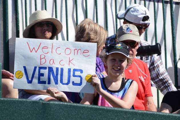 Tennis, WTA-Turnier in Indian Wells, Venus Williams Training March 9, 2016 - Indian Wells, California, United States - A fan holds up a sign as VENUS WILLIAMS practices in preparation for the BNP Paribas Open in Indian Wells California. Tennis 2016 - BNP Paribas Open - Day 3 - ZUMAl132