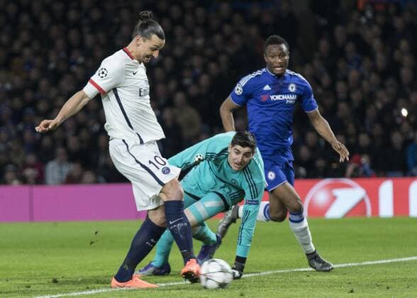 Football - 2015 2016 Champions League - Round of 16, Second Leg: Chelsea 1 vs. Paris Saint-Germain 2 Zlatan Ibrahimovic of PSG rounds Chelsea s Thibaut Courtois to slide the ball home only to see his goal given offside at Stamford Bridge. COLORSPORT DANIEL BEARHAM  che_psg