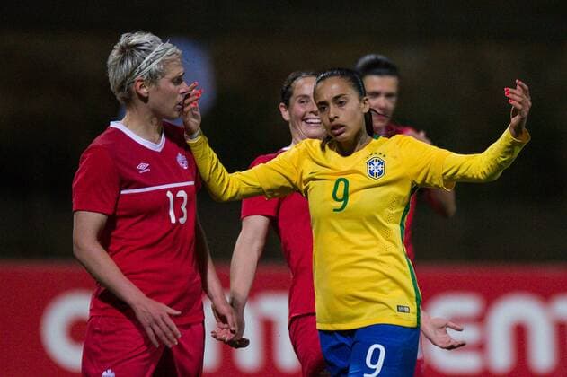 Andressa da Silva (Brasilien) langt Sophie Schmidt (Kanada) ins Gesicht Parchal, Portugal, 09.03.2016 - Fussball, Frauenfussball, Algarve Cup 2016, Brasilien - Kanada , Fussball, Frauenfussball, Algarve Cup 2016, Brasilien - Kanada , xKLx