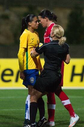 Themen der Woche - Sport Bilder des Tages - SPORT Fußball, Damen, Algarve Cup, Brasilien - Kanada Andressa da Silva (Brasilien) und Christine Sinclair (Kanada) geraten aneinander Parchal, Portugal, 09.03.2016 - Fussball, Frauenfussball, Algarve Cup 2016, Brasilien vs Kanada , Fussball, Frauenfussball, Algarve Cup 2016, Brasilien vs Kanada , xKLx
