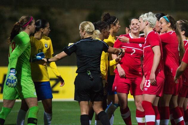 Fußball, Damen, Algarve Cup, Brasilien - Kanada Andressa da Silva (Brasilien) und Christine Sinclair (Kanada) geraten aneinander, Rudelbildung Parchal, Portugal, 09.03.2016 - Fussball, Frauenfussball, Algarve Cup 2016, Brasilien vs Kanada , Fussball, Frauenfussball, Algarve Cup 2016, Brasilien vs Kanada , xKLx