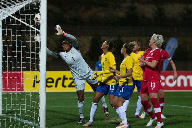 Fußball, Damen, Algarve Cup, Brasilien - Kanada Torschuss Deanne Rose (Kanada) nach Ecke führt zum 1:0 für Kanada, Barbara Barbosa (Torwart Brasilien) Parchal, Portugal, 09.03.2016 - Fussball, Frauenfussball, Algarve Cup 2016, Brasilien vs Kanada , Fussball, Frauenfussball, Algarve Cup 2016, Brasilien vs Kanada , xKLx