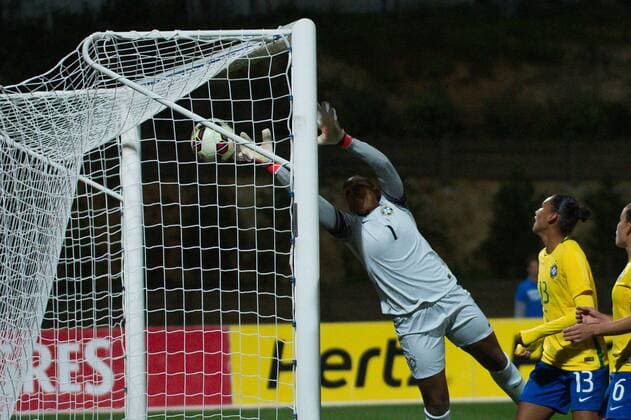 Torschuss Deanne Rose (Kanada) nach Ecke führt zum 1:0 für Kanada, Barbara Barbosa (Torwart Brasilien) Parchal, Portugal, 09.03.2016 - Fussball, Frauenfussball, Algarve Cup 2016, Brasilien vs Kanada , Fussball, Frauenfussball, Algarve Cup 2016, Brasilien vs Kanada , xKLx