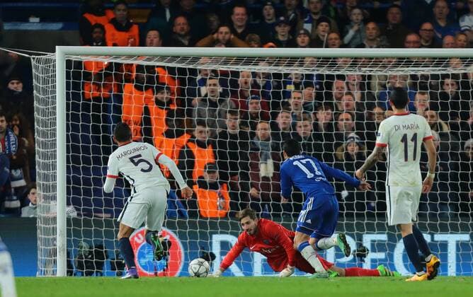 09.03.2016. Stamford Bridge, London, England. Champions League. Chelsea versus Paris Saint Germain. Paris St. Germain Goalkeeper Kevin Trapp saves a shot from Chelsea Forward Diego Costa and Chelsea Forward Pedro attacks the second ball xMarkxKertonx  ActionPlus11715938