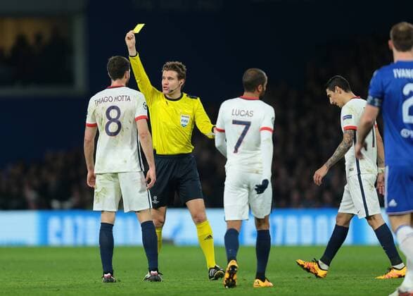 09.03.2016. Stamford Bridge, London, England. Champions League. Chelsea versus Paris Saint Germain. Paris St. Germain Midfielder Thiago Motta receives a yellow card from Referee Felix Brych for a rough challenge xMarkxKertonx  ActionPlus11715939