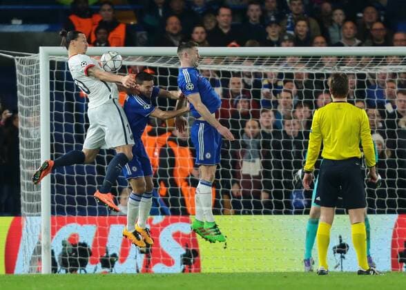 09.03.2016. Stamford Bridge, London, England. Champions League. Chelsea versus Paris Saint Germain. Paris St. Germain Forward Zlatan Ibrahimovic ; chests a PSG corner down as Chelsea Defender Gary Cahill and Chelsea Defender C& xe9;sar Azpilicueta challenge xMarkxKertonx  ActionPlus11715953