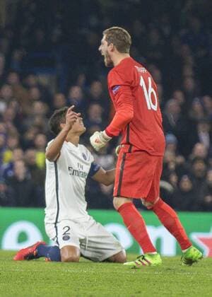 Bilder des Tages - SPORT Football - 2015 2016 Champions League - Round of 16, Second Leg: Chelsea 1 vs. Paris Saint-Germain 2 Kevin Trapp of PSG and Thiago Silva celebrate at Stamford Bridge. COLORSPORT DANIEL BEARHAM  che_psg