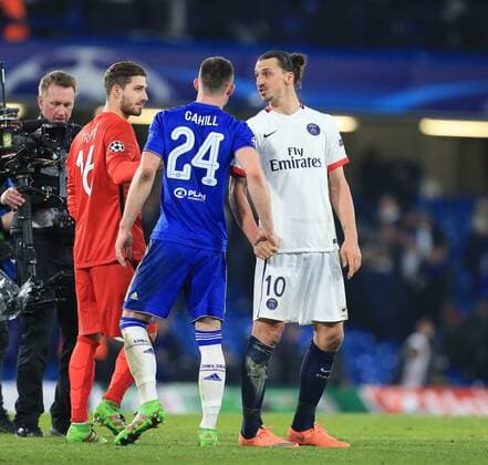 Bilder des Tages - SPORT PGS s Zlatan Ibrahimovic shakes hands with Chelsea s Gary Cahill at the final whistle - UEFA Champions League - Chelsea vs Paris Saint Germain - Stamford Bridge - London - England - 9th March 2016 - Pic David Klein Sportimage EDITORIAL USE ONLY. No use with unauthorised audio, video, data, fixture lists, club league logos or live services. Online in-match use limited to 120 images, no video emulation. No use in betting, games or single club league player publications.