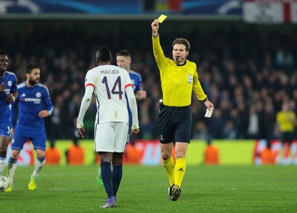 09.03.2016. Stamford Bridge, London, England. Champions League. Chelsea versus Paris Saint Germain. Paris St. Germain Midfielder Blaise Matuidi receives a yellow card from Referee Felix Brych for a rough challenge xMarkxKertonx  ActionPlus11715994