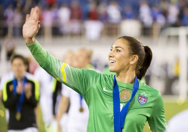 09 March 2016: United States Goalkeeper Hope Solo (1) waves to the fans as the USA team celebrates after winning the SheBelieves Cup soccer match against Germany at the FAU Stadium in Boca Raton, Florida. (Photo by Doug Murray Icon Sportswire) SOCCER: MAR 09 Women s - SheBelieves Cup - USA v Germany Icon796160309013 EDITORIAL USE ONLY