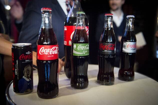 Flasche Colaflasche Coca Cola Präsentation des Coca Cola Sponsoring bei der EURO 2016 - 10 03 2016 JBAutissierx 