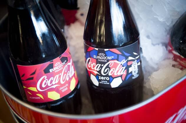 Flasche Colaflasche Coca Cola Präsentation des Coca Cola Sponsoring bei der EURO 2016 - 10 03 2016 JBAutissierx 