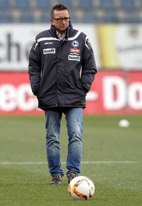 11.03.2016 - Fussball - Saison 2015 2016 - 2. Fussball - Bundesliga - 26. Spieltag: DSC Arminia Bielefeld - 1. FC Nürnberg Nuernberg FCN - DaMa - Norbert Meier (Trainer DSC Arminia Bielefeld ) spielt nachdenklich mit Fußball Ball