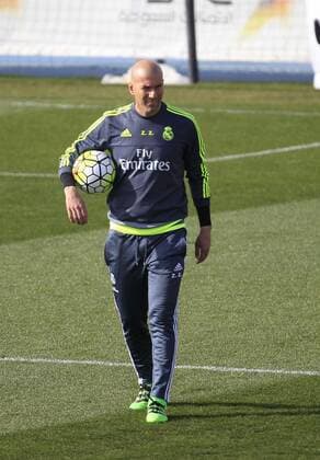 Real Madrid French coach Zinedine Zidane participates in a training session of the team in Valdebebas sports city prior to tomorrow s Liga Primera Division match before Union Deportiva Las Palmas, in Madrid, Spain, 12 March 2016. EFE Victor Lerena REAL MADRID TRAINING SESSION !ACHTUNG: NUR REDAKTIONELLE NUTZUNG!  MAD007 20160312-635934024884508134