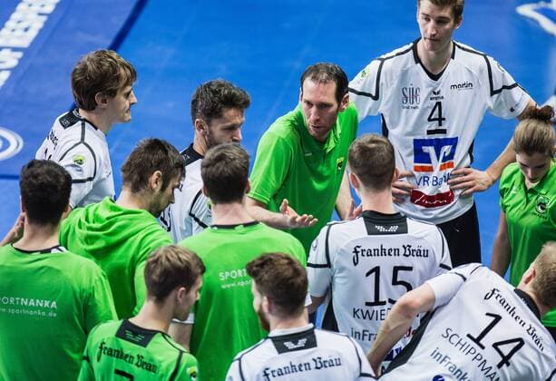 Berlin, Deutschland, 12.03.2016: Volleyball Bundesliga Saison 2015 2016 - Berlin Recycling Volleys - VSG Coburg Grub. Trainer Itamar Stein (Coburg) bei einer Auszeit.
