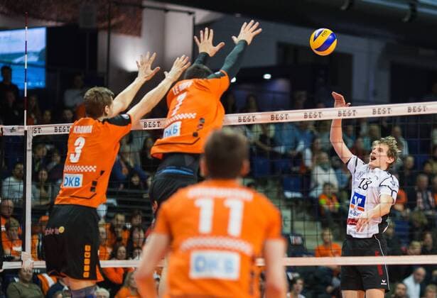 Berlin, Deutschland, 12.03.2016: Volleyball Bundesliga Saison 2015 2016 - Berlin Recycling Volleys - VSG Coburg Grub. Lubos Kostolani (Coburg) gegen den Block aus Robert Kromm (BR Volleys 3) und Nicolas Le Goff (BR Volleys 7)