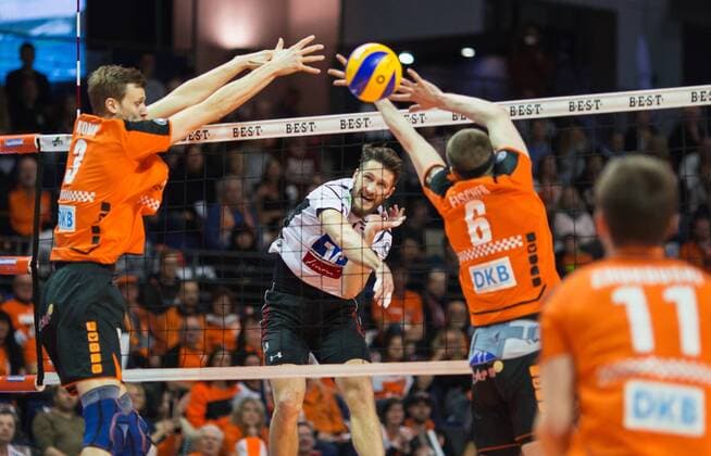 Berlin, Deutschland, 12.03.2016: Volleyball Bundesliga Saison 2015 2016 - Berlin Recycling Volleys - VSG Coburg Grub. Richard Mauler (Coburg) gegen den Block aus Robert Kromm (BR Volleys 3) und Felix Fischer (BR Volleys 6)