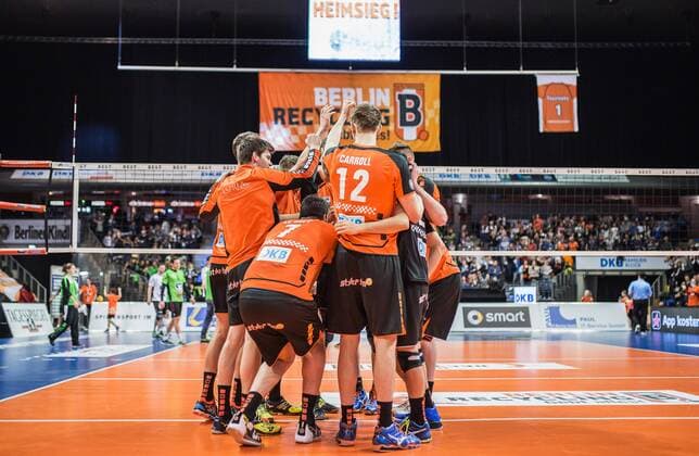 Berlin, Deutschland, 12.03.2016: Volleyball Bundesliga Saison 2015 2016 - Berlin Recycling Volleys - VSG Coburg Grub. Schlussjubel BR Volleys