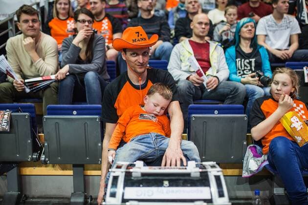 Berlin, Deutschland, 12.03.2016: Volleyball Bundesliga Saison 2015 2016 - Berlin Recycling Volleys - VSG Coburg Grub. Ein schlafender junger BR Volleys-Fan.