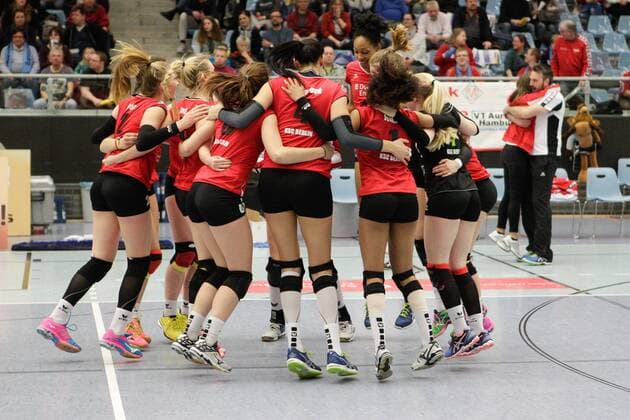 Volleyball 1. Bundesliga Frauen Saison 2015 2016 2. Spiel der Pre-Playoffs am Samstag, 12. Februar 2016 in der CU Arena in Hamburg: VT Aurubis Hamburg - Köpenicker SC Berlin Schlussjubel Koepenicker SC Berlin VT Aurubis Hamburg - Köpenicker SC Berlin