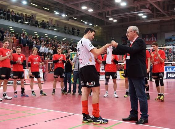 Volleyball 1. Bundesliga Saison 2015 2016 TV Rottenburg - VfB Friedrichshafen 12.03.2016 Verabschiedung von Willy Belizer (TV Rottenburg) in der Paul Horn Arena in Tuebingen: TVR Vorsitzender Klaus Maier (re) beschenkt Willy Belizer mit einem Babytrikot mit der Nummer 15 