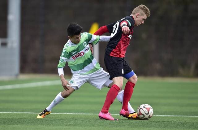 Fußball, B-Jugend Bundesliga Süd, SpVgg Greuther Fürth - SC Freiburg 13.03.2016 - Fussball - Saison 2015 2016 - B-Junioren U17 U 17 - Bundesliga Süd Südwest - 20. Spieltag: SpVgg Greuther Fürth - SC Freiburg - - Lukas Karakas (2, SpVgg Greuther Fürth , links ) gegen Luca Herrmann (10, SC Freiburg , rechts )