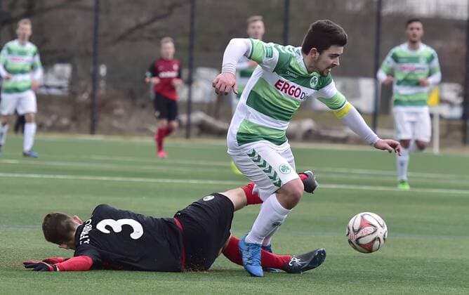 Fußball, B-Jugend Bundesliga Süd, SpVgg Greuther Fürth - SC Freiburg 13.03.2016 - Fussball - Saison 2015 2016 - B-Junioren U17 U 17 - Bundesliga Süd Südwest - 20. Spieltag: SpVgg Greuther Fürth - SC Freiburg - - Tom Schulz (7, SpVgg Greuther Fürth , rechts ) setzt sich gegen Clirim Recica (3, SC Freiburg ) durch