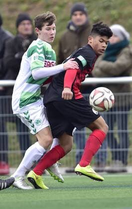 Fußball, B-Jugend Bundesliga Süd, SpVgg Greuther Fürth - SC Freiburg 13.03.2016 - Fussball - Saison 2015 2016 - B-Junioren U17 U 17 - Bundesliga Süd Südwest - 20. Spieltag: SpVgg Greuther Fürth - SC Freiburg - - Davide Dilauro (3, SpVgg Greuther Fürth , links ) gegen Djibril Diallo (7, SC Freiburg , rechts )