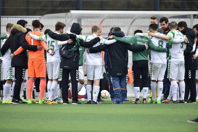 Fußball, B-Jugend Bundesliga Süd, SpVgg Greuther Fürth - SC Freiburg 13.03.2016 - Fussball - Saison 2015 2016 - B-Junioren U17 U 17 - Bundesliga Süd Südwest - 20. Spieltag: SpVgg Greuther Fürth - SC Freiburg - - Teamkreis Fürth nach Spielende