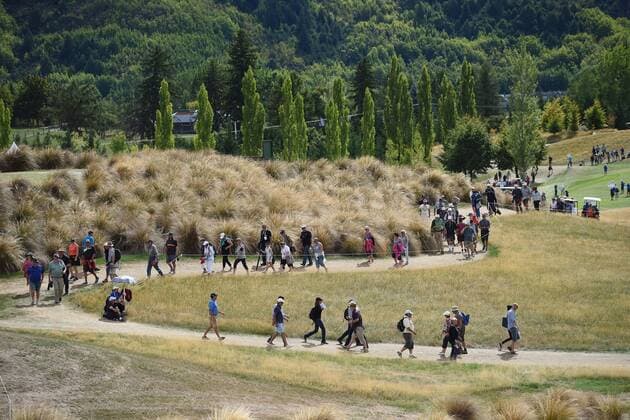 13.03.2016. Arrowtown, New Zealand. Gallleries follow the play during round 4 at The Hills during 2016 BMW ISPS Handa New Zealand Open. Sunday 13 March 2016. xAndrewxCornagax  ActionPlus11717542