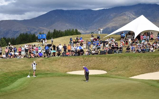 13.03.2016. Arrowtown, New Zealand. General view of the 10th green as Michael Hendry putts during round 4 at The Hills during 2016 BMW ISPS Handa New Zealand Open. Sunday 13 March 2016. xAndrewxCornagax  ActionPlus11717544