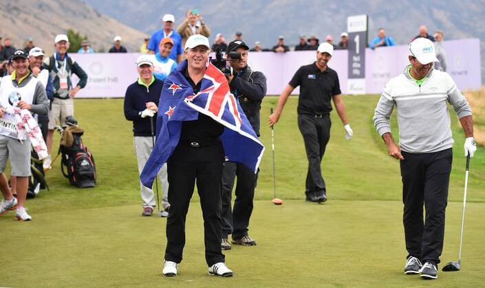 13.03.2016. Arrowtown, New Zealand. New Zealand Prime Minister John Key wears the New Zealand flag after Ricky Ponting pulls the New Zealand flag out on the first tee during the ANZ Challenge and round 4 at The Hills during 2016 BMW ISPS Handa New Zealand Open. Sunday 13 March 2016. xAndrewxCornagax  ActionPlus11717531