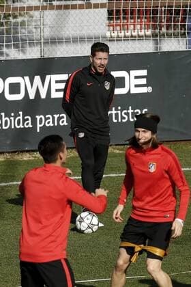 Fußball, Champions League, Atletico Madrid Training Atletico de Madrid Argentinian coach Diego Simeone participates in a training session of the team prior to tomorrow s Champions League round 16 match before PSV Eindhoven in Majadahonda sports city, Madrid, Spain, 14 March 2016. ATLETICO DE MADRID TRAINING SESSION !ACHTUNG: NUR REDAKTIONELLE NUTZUNG!  MAJ004 20160314-635935769799772367