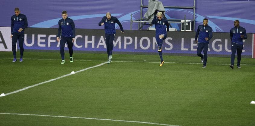 PSV Eindhoven players participate in a training session at Vicente Calderon stadium in Majadahonda sports city, Madrid, Spain, 14 March 2016, where the team will face Atletico de Madrid in a Champions League round 16 match tomorrow. ATLETICO DE MADRID TRAINING SESSION !ACHTUNG: NUR REDAKTIONELLE NUTZUNG!  MAJ015 20160314-635935874010147169