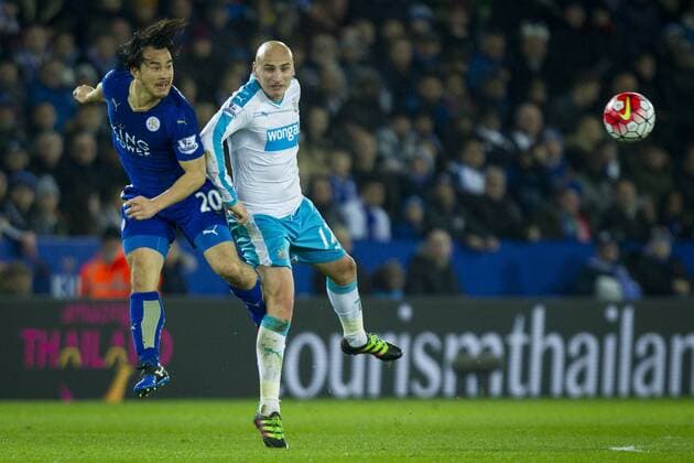 FuÃŸball, Leicester City - Newcastle United 14.03.2016. King Power Stadium, Leicester, England. Barclays Premier League. Leicester versus Newcastle United. Shinji Okazaki of Leicester City and Jonjo Shelvey of Newcastle United competes for a ball. xGrahamxWilsonx  ActionPlus11718266