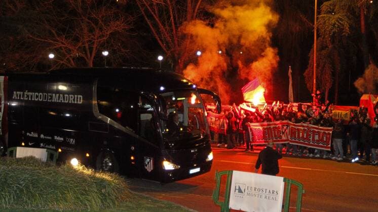 Fußball, Champions League, Fans von Atletico Madrid empfangen Mannschaftsbus Reception of Atletico fans to their team before Champions League match against PSV Eindhoven. xAPOxCABALLEROx 