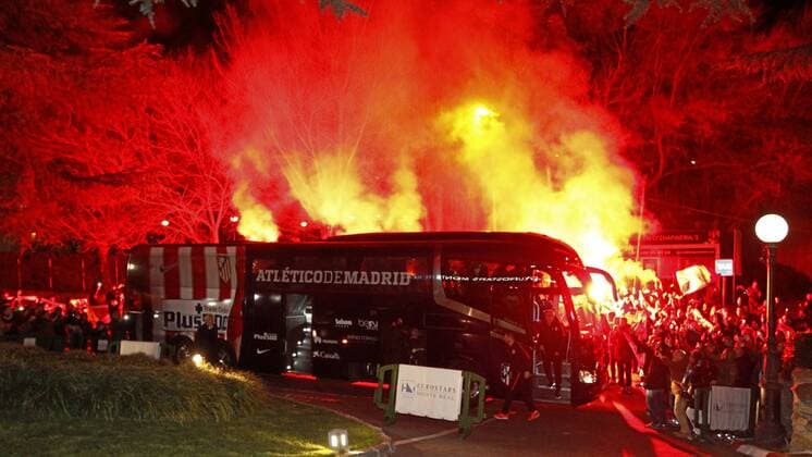 Fußball, Champions League, Fans von Atletico Madrid empfangen Mannschaftsbus Reception of Atletico fans to their team before Champions League match against PSV Eindhoven. xAPOxCABALLEROx 