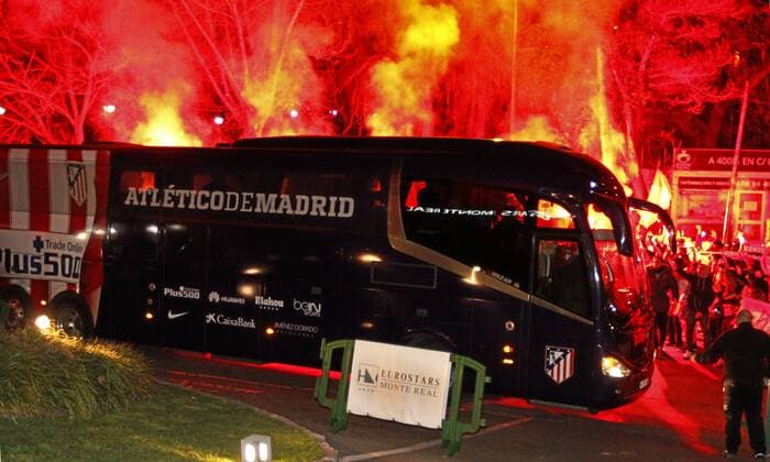 Fußball, Champions League, Fans von Atletico Madrid empfangen Mannschaftsbus Reception of Atletico fans to their team before Champions League match against PSV Eindhoven. xAPOxCABALLEROx 