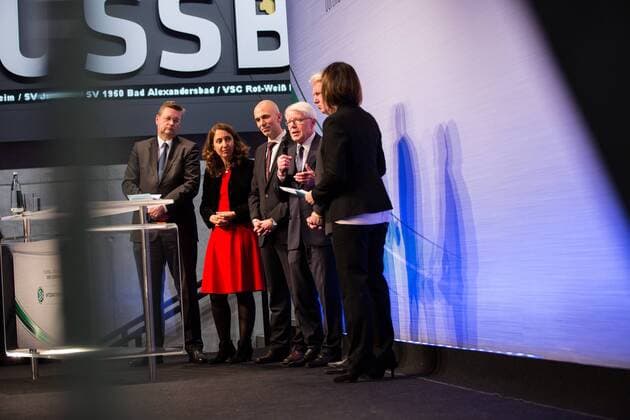 GER, Verleihung Integrationspreis 14.03.2016, Dortmund, Deutsches Fussball Museum, Verleihung des Integrationspreises, im Bild Reinhard Grindel (DFB-Schatzmeister), Aydan Özoguz (Bundesbeauftragte für Migration, Flüchtline und Integration), Dr. Dirk Jakobs (Daimler AG), Reinahrd Rauball (1. DFB-Vizepräsident und Ligapräsident), Ullrich Sierau (OB Dortmund), nphxRauch