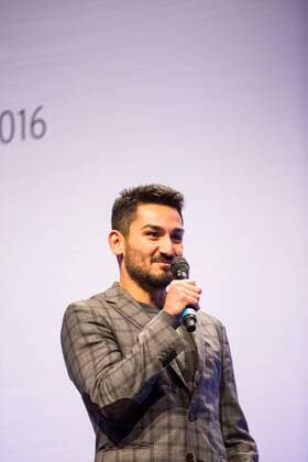 GER, Verleihung Integrationspreis 14.03.2016, Dortmund, Deutsches Fussball Museum, Verleihung des Integrationspreises, im Bild Ilkay Gündogan (BVB 8) im Gespräch auf der Bühne nphxRauch