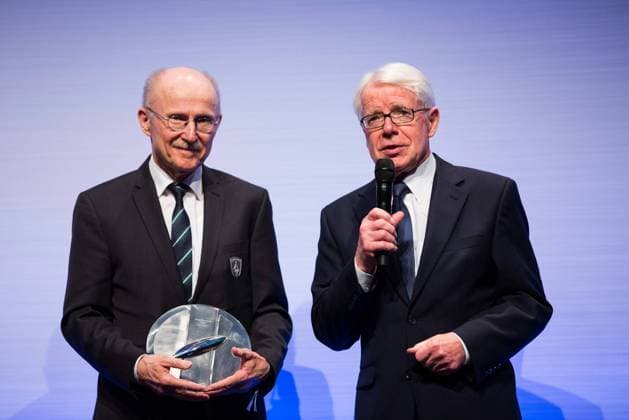 GER, Verleihung Integrationspreis 14.03.2016, Dortmund, Deutsches Fussball Museum, Verleihung des Integrationspreises, im Bild Willi Lemke (Sonderberater für im Dienst von Entwicklung und Frieden für den Generalsekretär der Vereinten Nationen) mit Reinhard Rauball (1. DFB-Vizepräsident und Ligapräsident) erhält den Sonderpreis nphxRauch